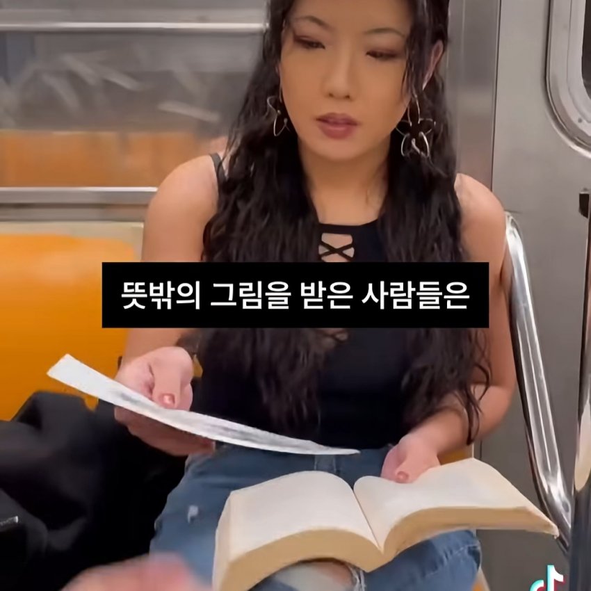 싱글벙글 사람들의 얼굴을 몰래 그려주는 남성 (6)