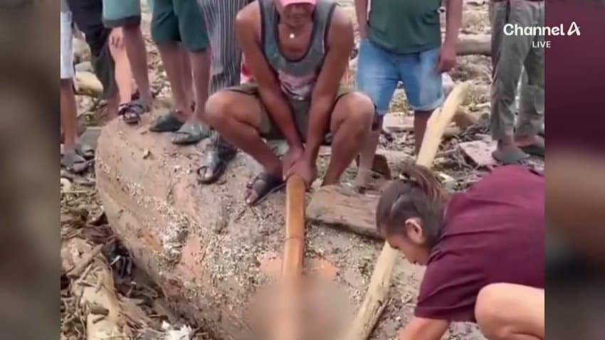 홍수에 떠내려온 시신 붙잡고 귀걸이 ‘쏙’…네팔 인면수심 2명 체포 (10)