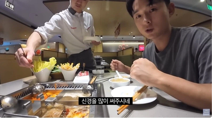 훠궈 처음 먹는 손님을 본 가게 직원들 (18)