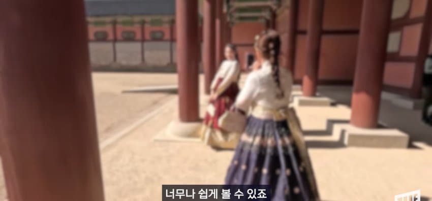 광화문 일대에 나타난, 코 막은 조선 왕 정체 (43)