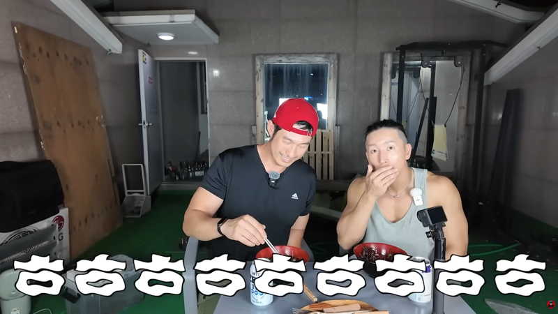 곤충 먹방에 게스트로 나왔다가 결국 곤충의 맛을 알아버린 사람 (8)