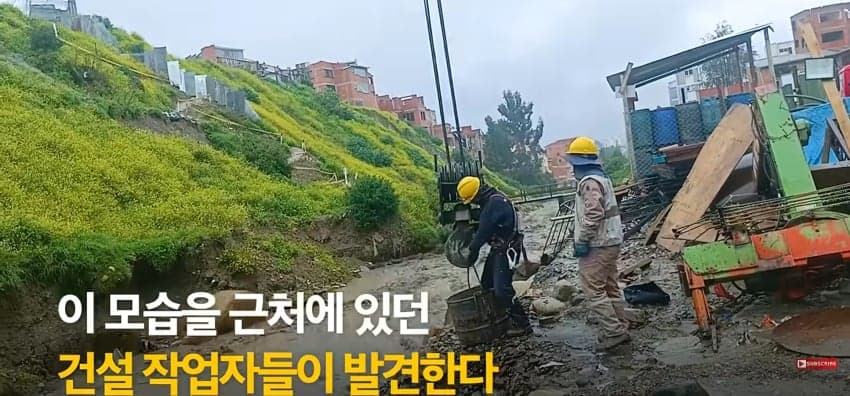 불어난 급류에 강아지 구하러 뛰어든 남자 (3)