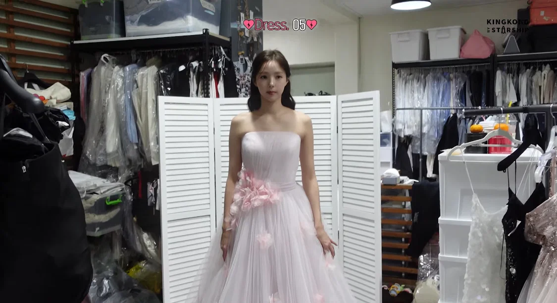 채수빈 <나를 충전해줘> 드레스 피팅 (5)