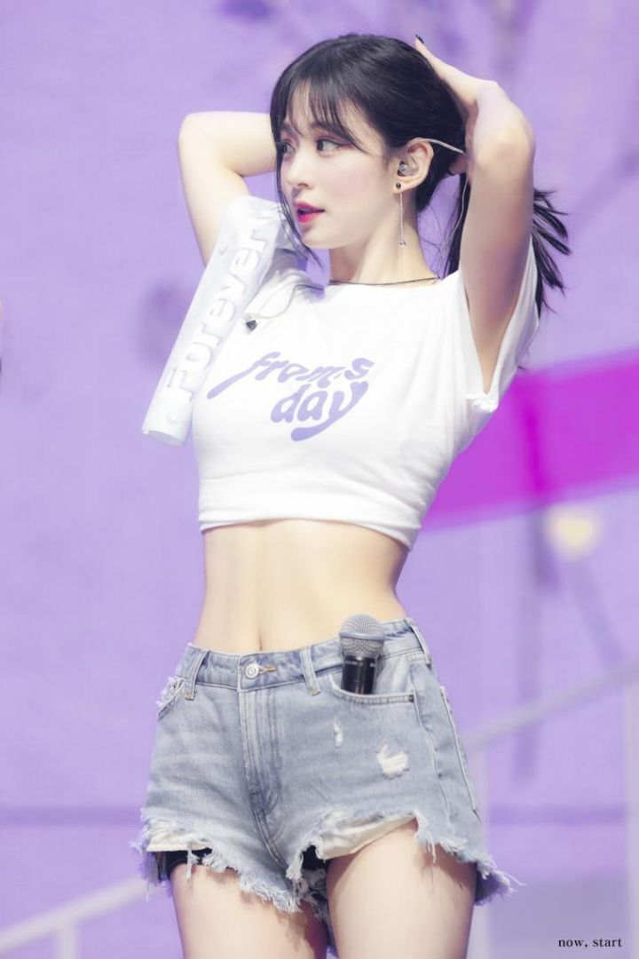 이채영 끈 민소매 (프로미스나인)