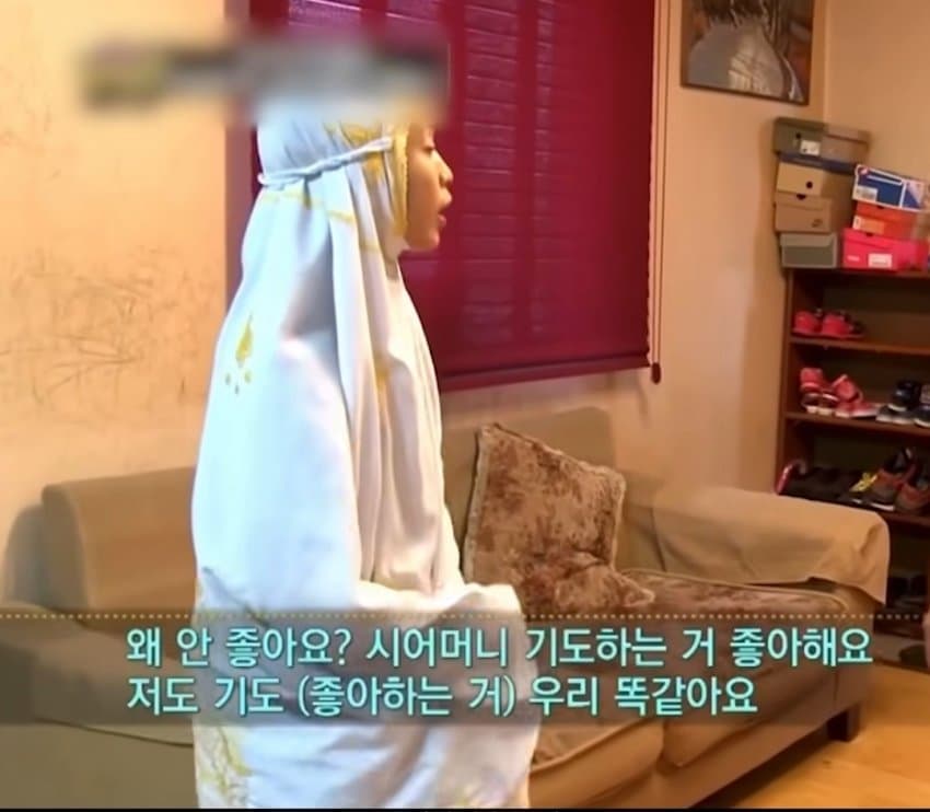 며느리 기도하는 모습보고 놀란 시어머니...rohallah (4)