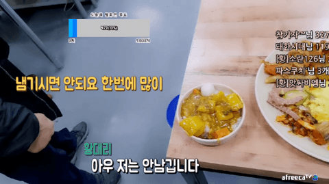 싱글벙글 8천원 한식뷔페에서 음식담으면 생기는 일
