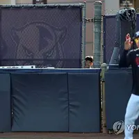[WBC] 훈련 중인 한국 야구 대표팀 보러 온 한국 교민들