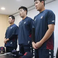 [KBO] 팬들 향해 고개 숙인 고승민 나승엽 김세민
