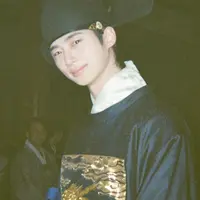 필름 카메라로 아이유가 찍은 변우석 → 변우석이 찍은 아이유 📷