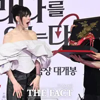 꽃신 선물받은 메릴 스트립과 앤 해서웨이 감사 인사