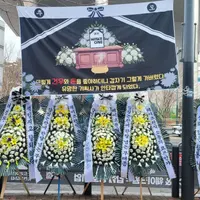 오늘자 거의 장례식 중이라는 CJ 주주총회 앞 상황.jpg (트럭+근조화환 ㄷㄷ)