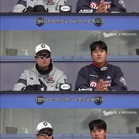 SSG 타자에 대해 이야기하는 두산 투수