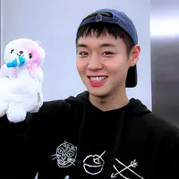 박지훈이 짧은 앞머리를 극복하는 방법.jpgif