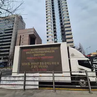 현재 하이브 앞에 트럭 60대 왔다고 함