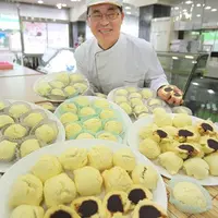 전남 순천에 화월당이라는 곳에 볼카스테라 택배로 파는데 먹어보세요 기본적인 맛인데 진짜 질리지 않는 맛임묘 요즘 씹구라 3대 빵집이 아니라 어머니가 62년생인데 어머니도 어릴 때 먹던 찐 3대가 이어진 빵집임