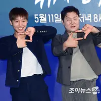 윤경호는 "'취사병' 촬영하던 중에 '왕사남'이 너무 잘 되어가지고 갑자기 (박지훈이) 단종으로 보여서 현장에서 연기하기 낯설었다"라며 "갑자기 왕이 되어 나타나니까 9~10부쯤 어색했다"라고 고백했다.